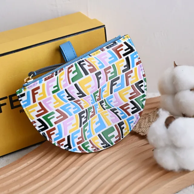 【FENDI 芬迪】金屬LOGO經典F壓花小牛皮拉鍊半月零錢包(藍白)