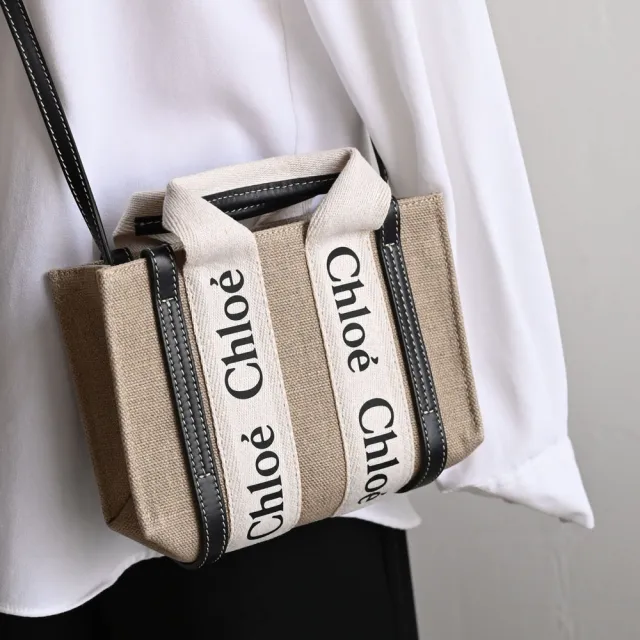 【Chloe’ 蔻依】Woody Mini 經典品牌LOGO織帶個性帆布小手提包兩用包(深藍邊)