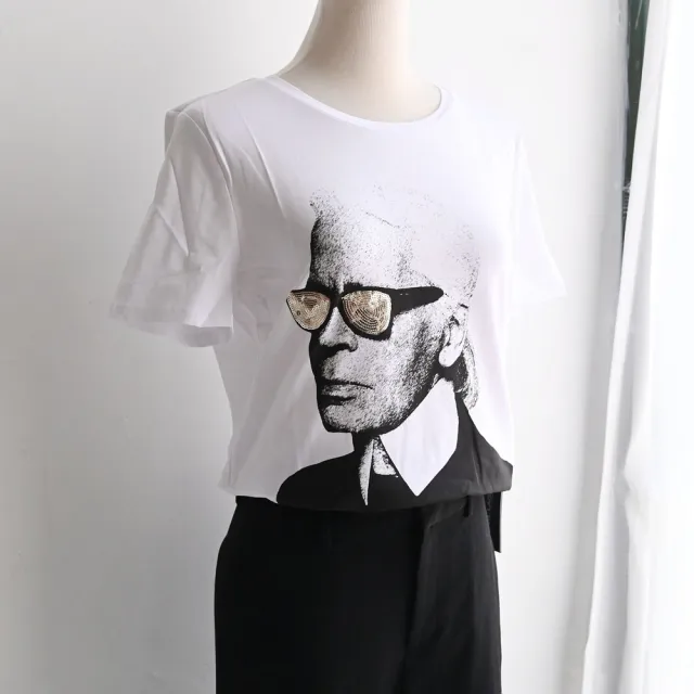 【KARL LAGERFELD 卡爾】老佛爺紀念款肖像圖案棉質短T恤(白)