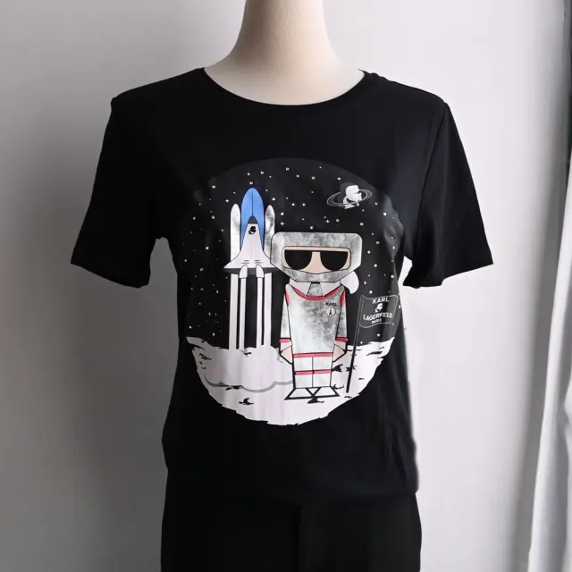 【KARL LAGERFELD 卡爾】老佛爺公仔太空水鑽圖案棉質短T恤(黑)