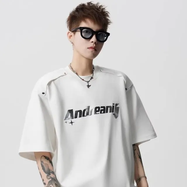 【AMERO】男女同款 短袖圓領Ｔ恤 液態銀字母 鉚釘共三色