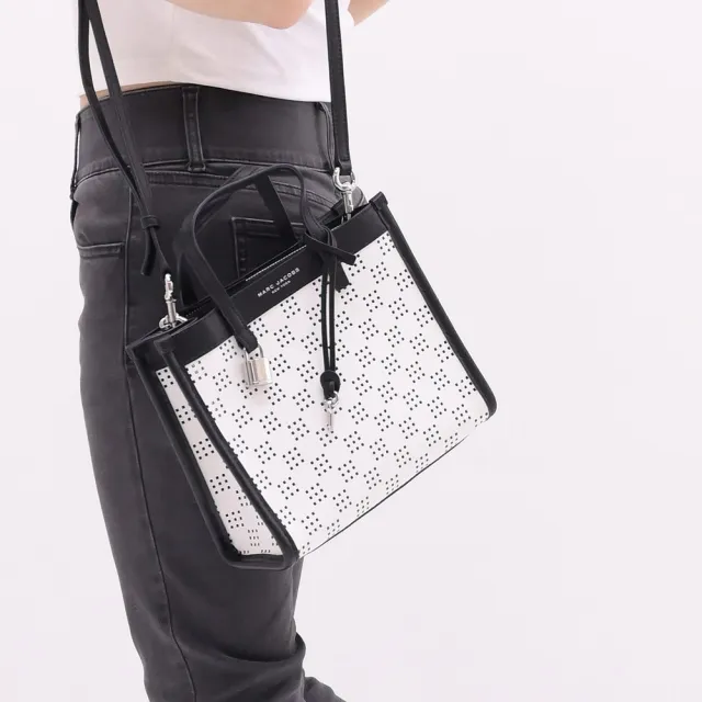 【MARC JACOBS】簡約品牌燙銀LOGO鏤空皮革手提三層包兩用包(白黑)