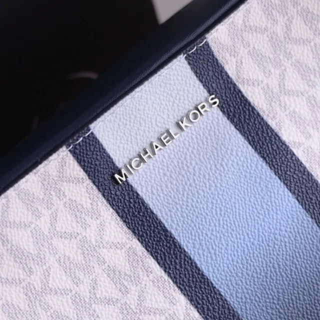 【Michael Kors】撞色滿版MK印花條紋流蘇吊飾方包斜背包(白藍)