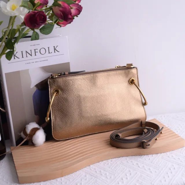 【Chloe’ 蔻依】金屬大圓圈扣飾小牛皮三層手拿包斜背包(全新福利品)