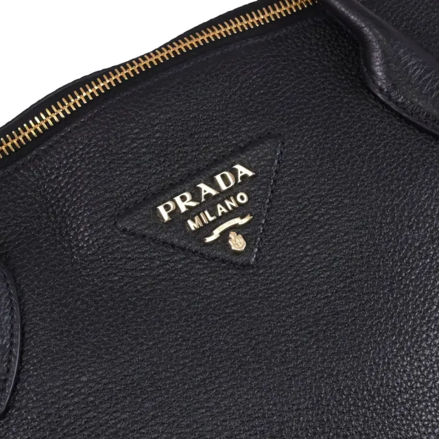 【PRADA 普拉達】經典三角LOGO附吊飾荔枝牛皮肩背包托特包(黑)