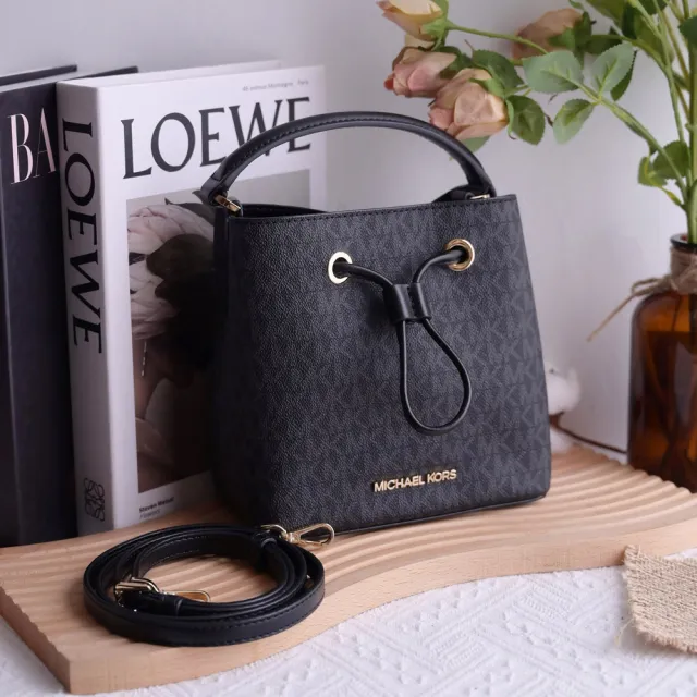 【Michael Kors】SURI MINI 滿版MK印花拼接手提斜背水桶包(黑灰)