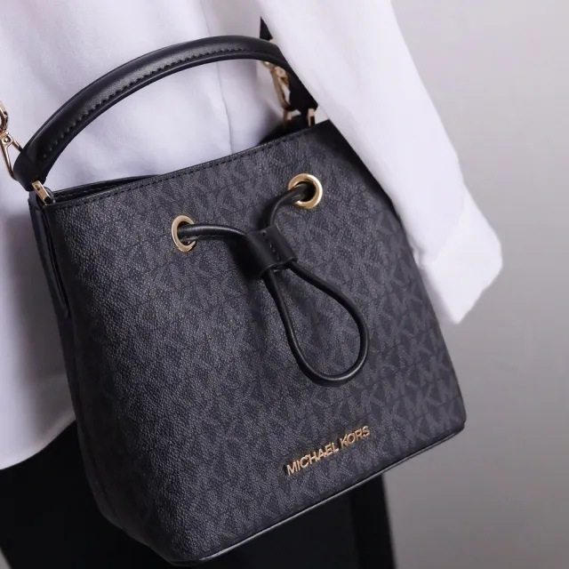 【Michael Kors】SURI MINI 滿版MK印花拼接手提斜背水桶包(黑灰)