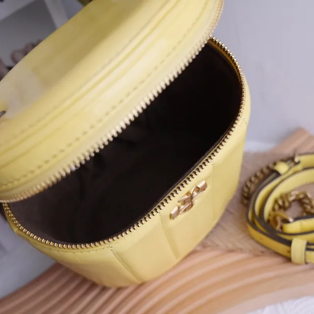 【TORY BURCH】品牌雙T字LOGO絎縫條紋皮革手提圓桶包兩用包(黃)