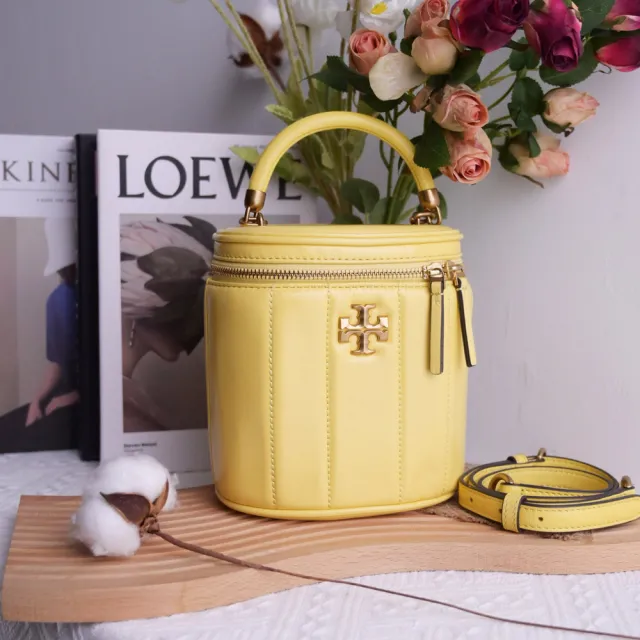 【TORY BURCH】品牌雙T字LOGO絎縫條紋皮革手提圓桶包兩用包(黃)