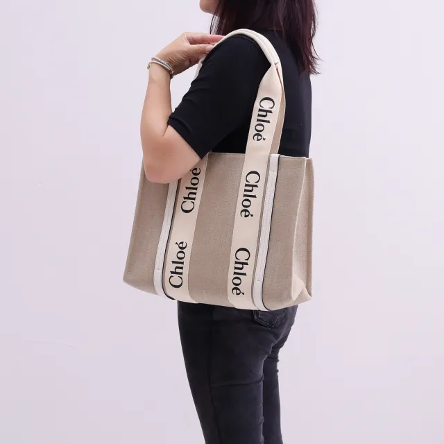 【Chloe’ 蔻依】Woody 經典品牌LOGO織帶個性帆布肩背托特包(米/白 中)