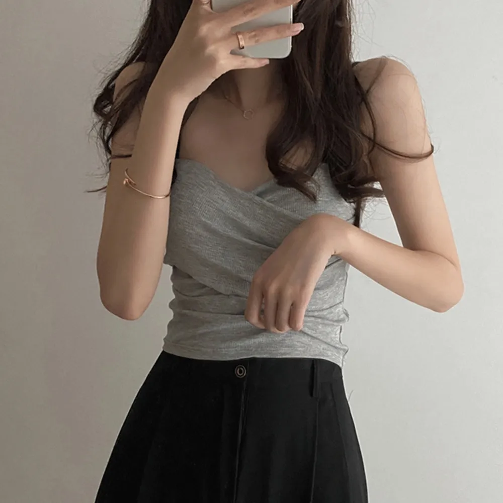【D.studio】韓版胸前交叉內搭小吊帶背心(帶胸墊免穿內衣 上衣 小可愛 女裝 背心女 衣服 短版上衣 V128)