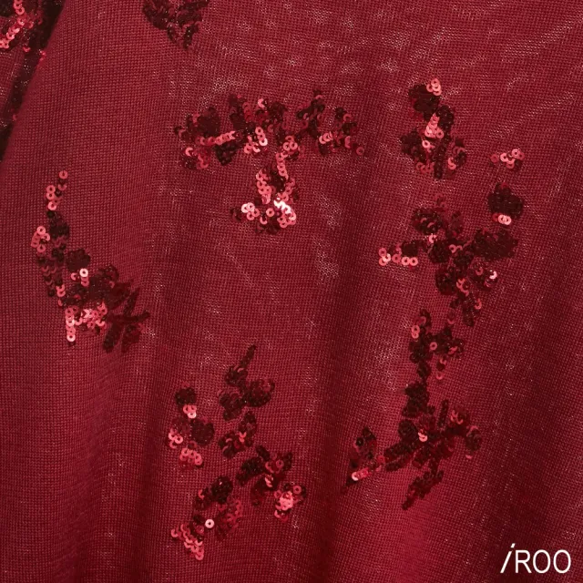 【iROO】酒紅映光針織上衣