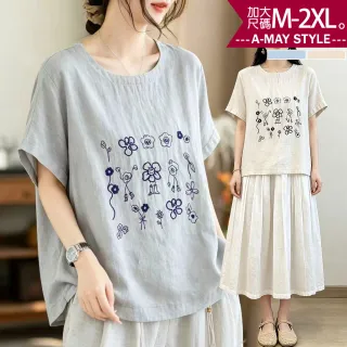 【Amay Style 艾美時尚】中大尺碼女裝 T恤 文藝刺繡可愛花卉寬鬆棉麻感圓領上衣。M-2XL(2色.預購)