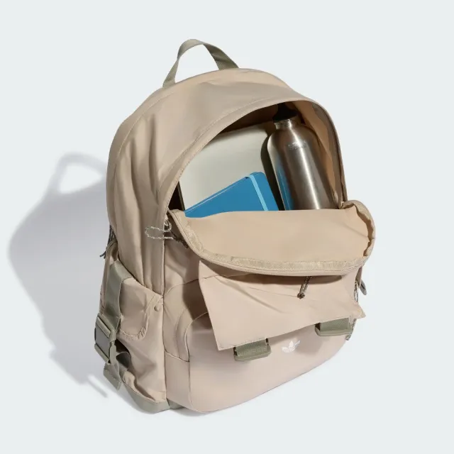 【adidas 愛迪達】後背包 運動包 書包 旅行包 BACKPACK 卡其 KQ6369(2934)