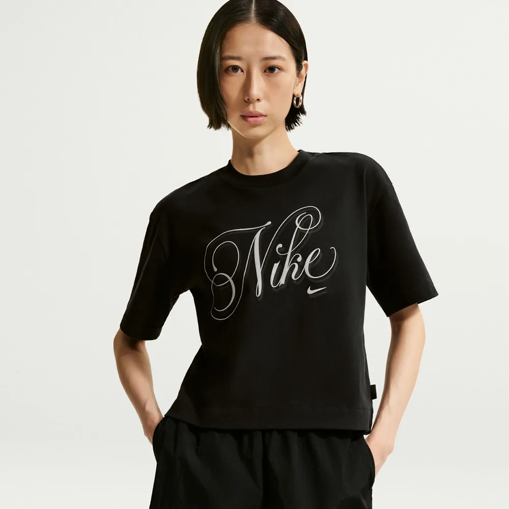 【NIKE 耐吉】短袖上衣 女 T恤 寬版 落肩 AS W NSW SS TEE BOXY SCRIPT 黑 IH7608-010