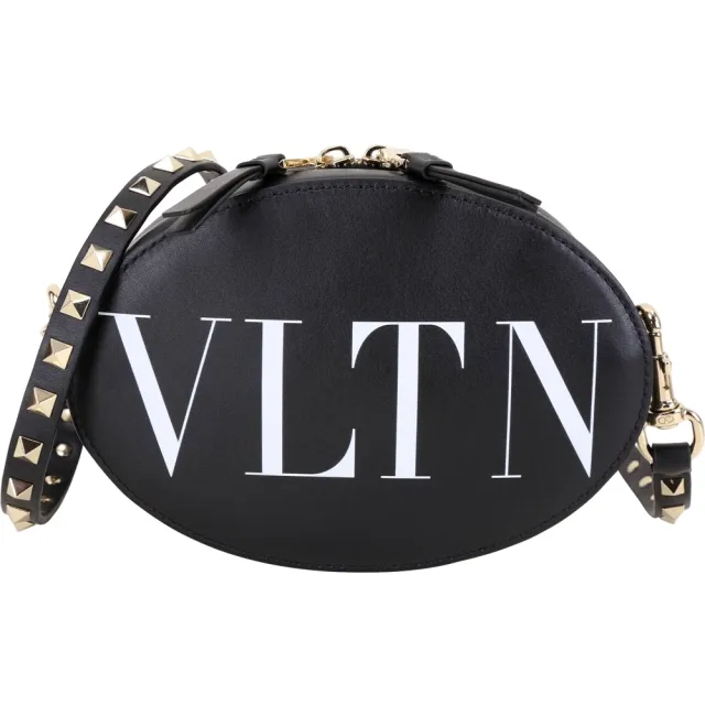 【VALENTINO 范倫鐵諾】VLTN 小牛皮鉚釘肩 斜背包(黑色 側肩包 男包)