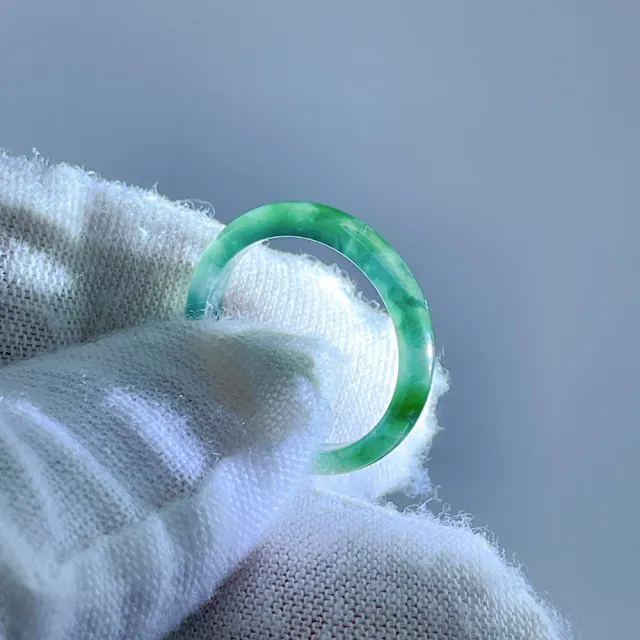 【琪臻珠寶】天然A貨翡翠糯冰種藍水飄花細版戒指(內徑14-18mm_經典款_隨機出貨_9月獻禮_限時優惠)