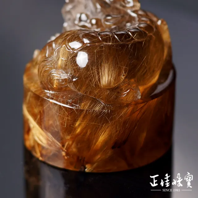 【正佳珠寶】金鈦晶 蒐藏級 老礦厚板鈦 招財貔貅 207g 金鈦晶擺件｜特製木座