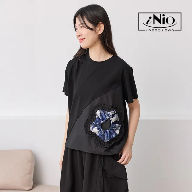 【iNio 衣著美學】異材質拼接立體花型短袖上衣 女寬鬆落肩圓領棉T 撞色抓皺花朵造型  CHW1113