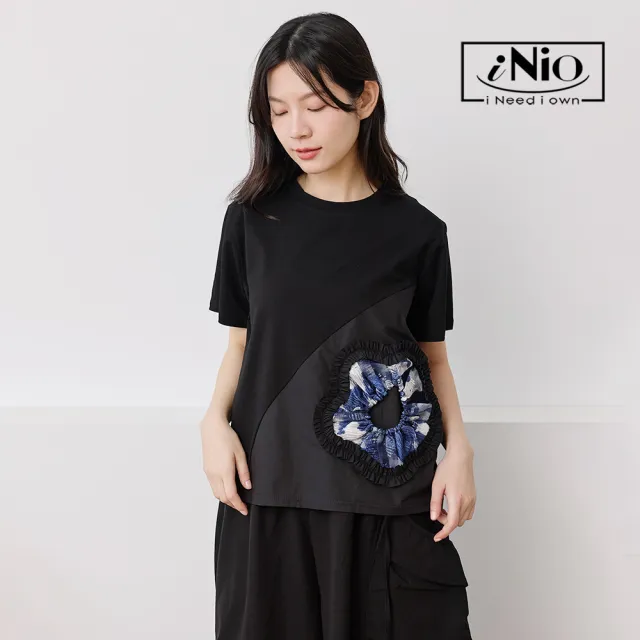 【iNio 衣著美學】異材質拼接立體花型短袖上衣 女寬鬆落肩圓領棉T 撞色抓皺花朵造型 CHW1113