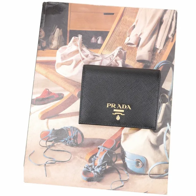 【PRADA 普拉達】Saffiano 金字浮刻對折釦式短夾(黑色 錢包 皮夾 送禮)