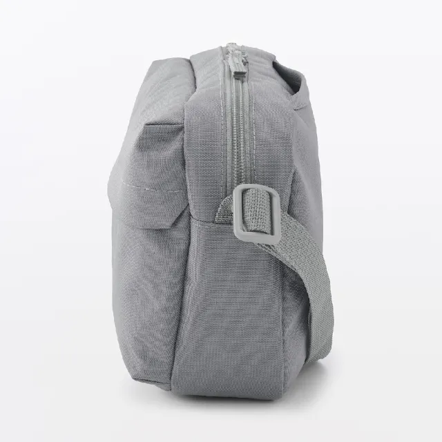 【MUJI 無印良品】撥水加工再生聚酯纖維背面附口袋肩背包(灰色/黑色/淺米/摩卡棕)