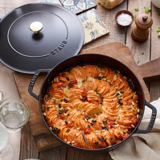 【STAUB】迴力釘點蓋圓型鑄鐵鍋淺燉鍋28cm-3.7L/顏色任選/新舊包裝隨機出貨(德國雙人牌集團官方直營)