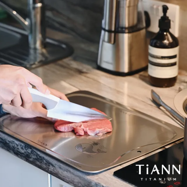 【TiANN 鈦安】專利萬用鈦砧板 大款-36x30公分 鯨魚款(砧盤/沾板/切菜板/烘焙烤盤/露營餐盤)