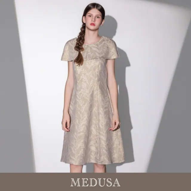 【MEDUSA 曼度莎】現貨-卡其金絲提花披肩珍珠優雅A字小禮服（M-XL）｜小禮服 洋裝推薦 媽媽禮服