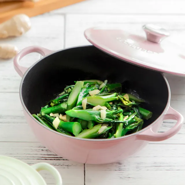 【Le Creuset】琺瑯鑄鐵鍋媽咪鍋28cm(雪紡粉/櫻桃紅 2色選1)