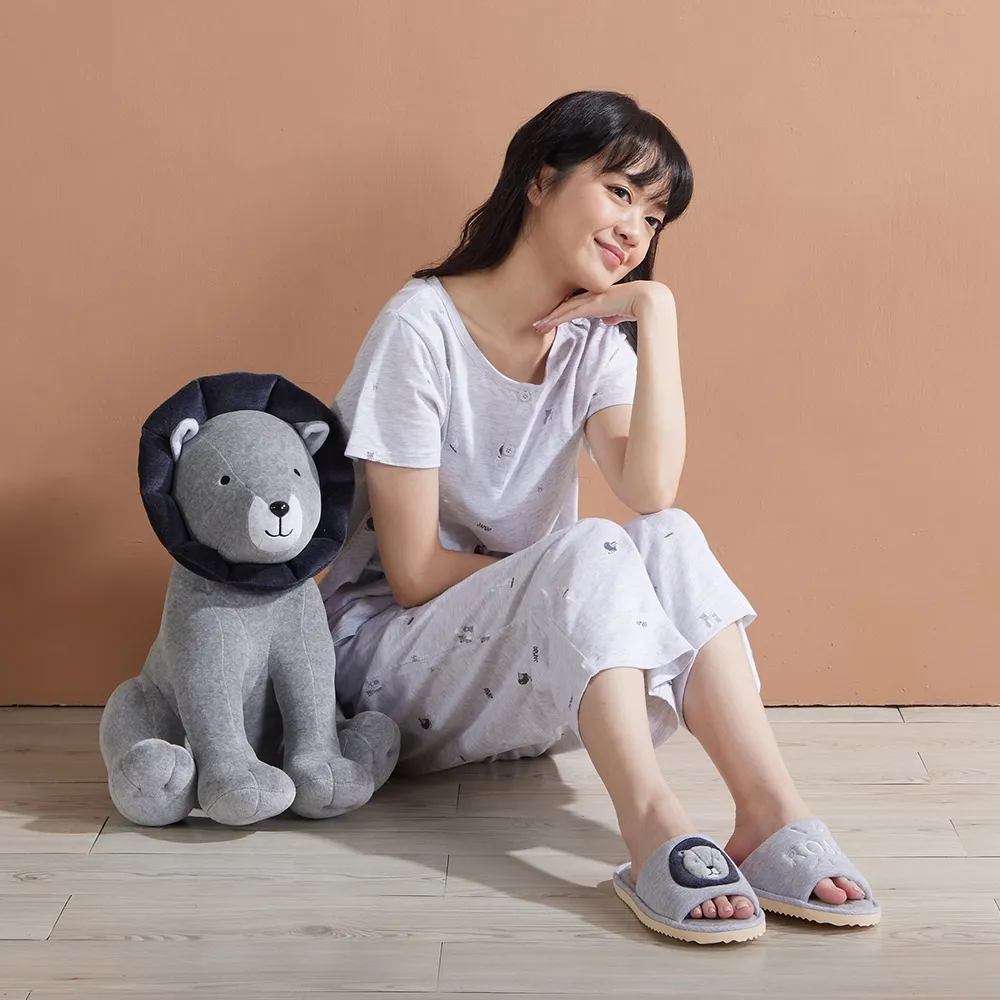 【YVONNE 以旺傢飾】獅子坐姿抱枕(迷霧灰)