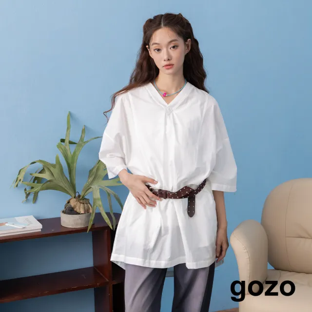 【gozo】斜口袋輕盈混紡V領長版襯衫(黑色/白色)