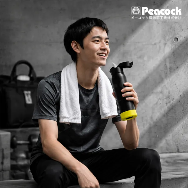 【Peacock 日本孔雀】運動酷跑 316不鏽鋼 一鍵彈開吸管式 保冷保溫杯900ML(耐衝擊矽膠底座)消光黑