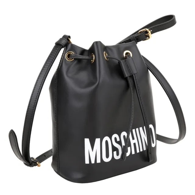 【MOSCHINO】附手挽帶印花字母牛皮束口斜背水桶包(黑色 兩用包 肩背 手拿包)