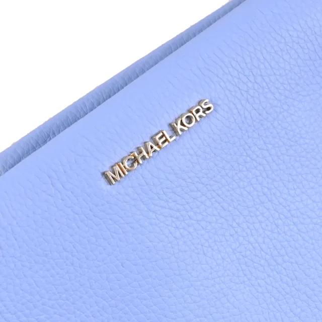 【Michael Kors】浮雕LOGO荔枝皮革三層手拿包斜背包(淡藍 全新福利品)