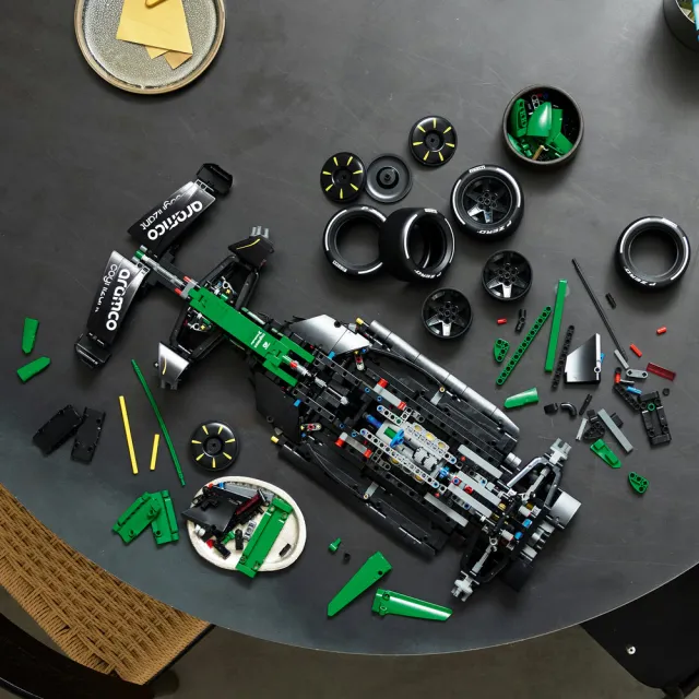 【LEGO 樂高】科技系列 42240 Aston Martin Aramco AMR25 F1 賽車(微縮模型 Formula 1 居家擺設 積木 禮物)