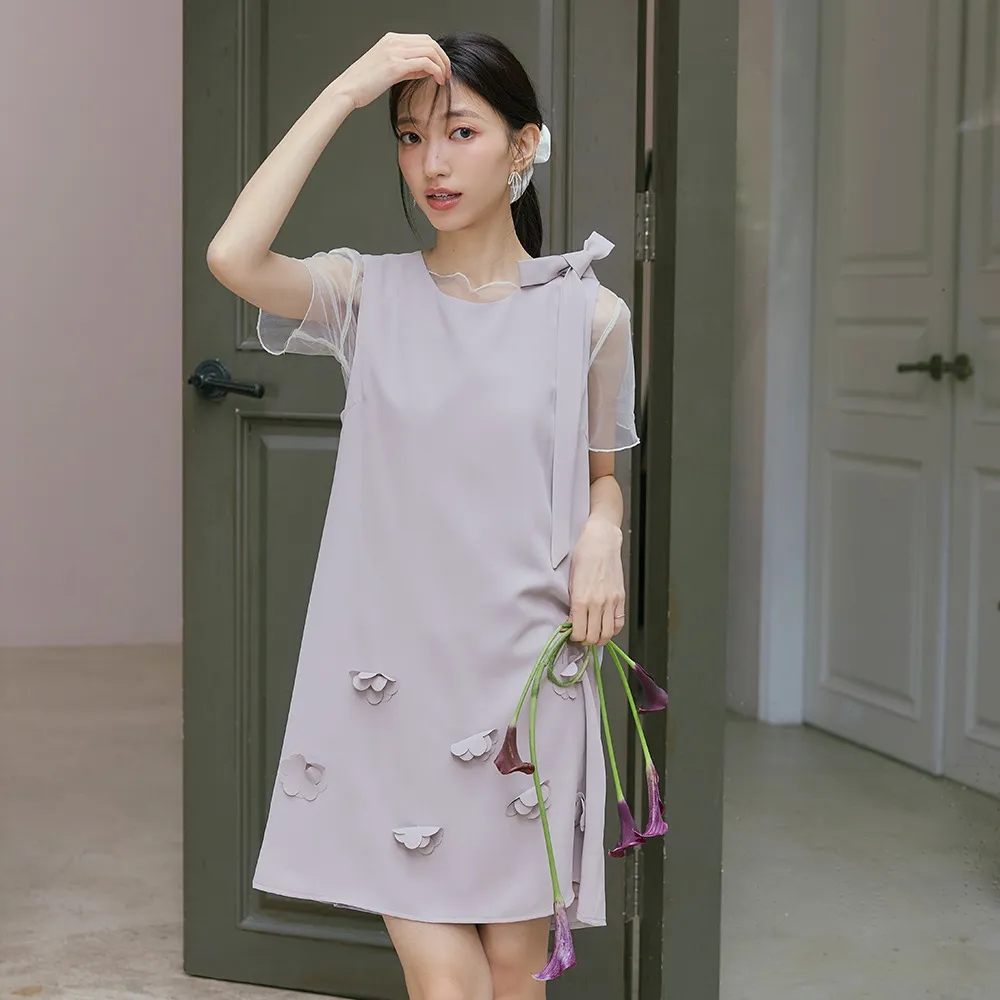 【OB 嚴選】立體垂墜小花綁帶背心洋裝 《DA10735-》 適 M~XL