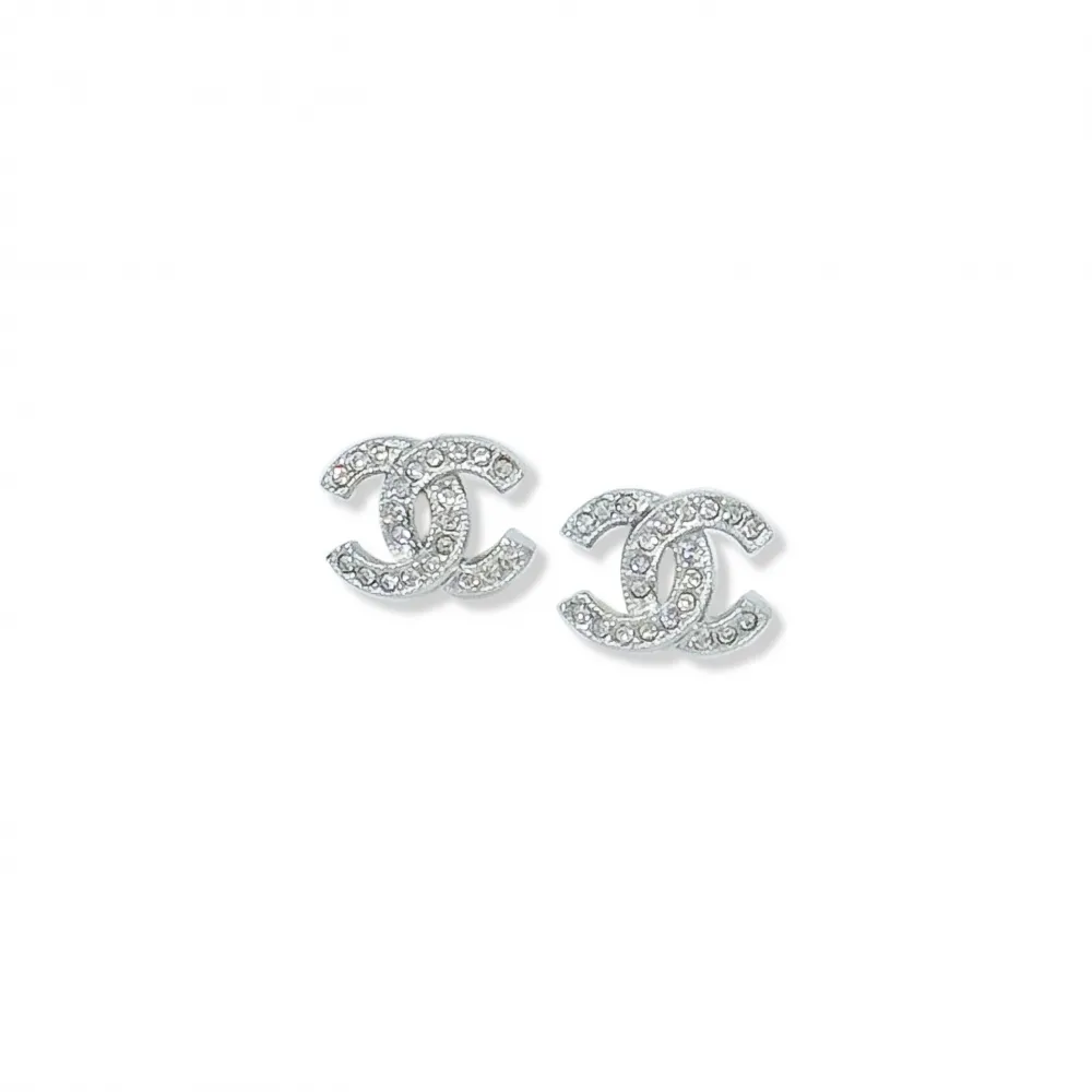 【CHANEL 香奈兒】針式耳環(經典款 滿鑽小雙C 白金色)