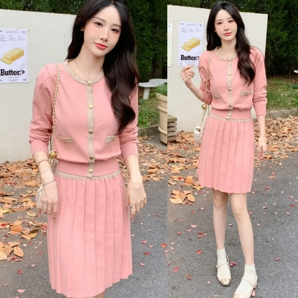 【baibeauty 白鳥麗子】經典撞色針織排釦長袖上衣+高腰百摺A字短裙(兩件式套裝)