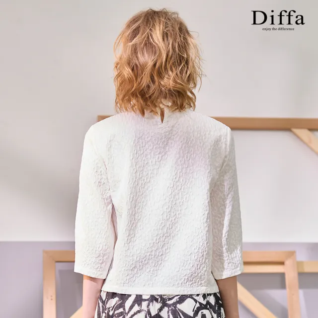 【Diffa】立領七分袖車褶泡泡緹花上衣-女