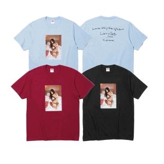 【SUPREME】Supreme x Larry Clark Neighbor 辣妹圖案 短袖 聯名 美式街頭 黑/藍/紅 FW26T53