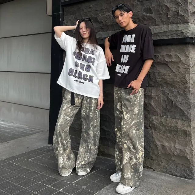 【AMERO】男女同款 圓領短袖Ｔ恤 滿版字母印花