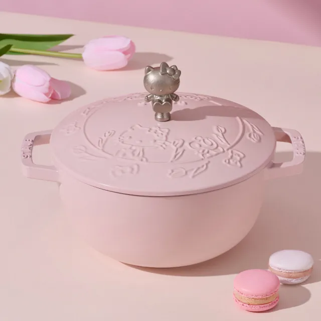 【STAUB】Hello Kitty 粉紅奶酪夢幻雕花琺瑯鑄鐵和食鍋20cm-凱蒂花園(德國雙人集團官方直營)