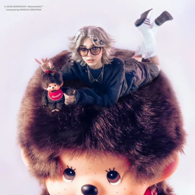 【KlassiC.】Monchhichi 聯名款大方圓框墨鏡 鏡腿鑲嵌立體萌趣趣手手鑄件及經典雀斑與俏皮五官