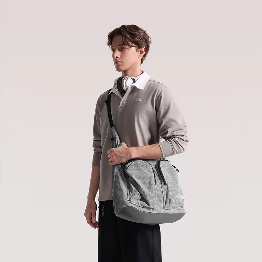 【The North Face】北面男女款淺灰色DWR防潑水雙口袋休閒單肩包｜8JCBMYB 斜背包