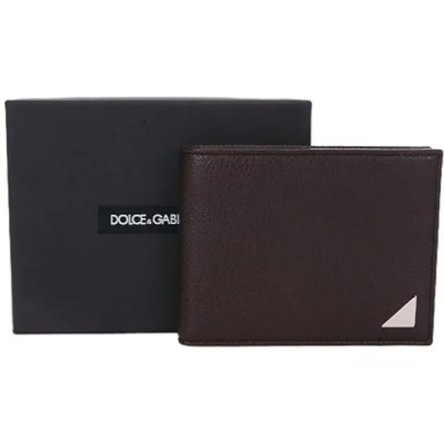 【DOLCE&GABBANA 杜嘉班納】深咖啡色三角金屬飾對折短夾(皮夾 錢包)