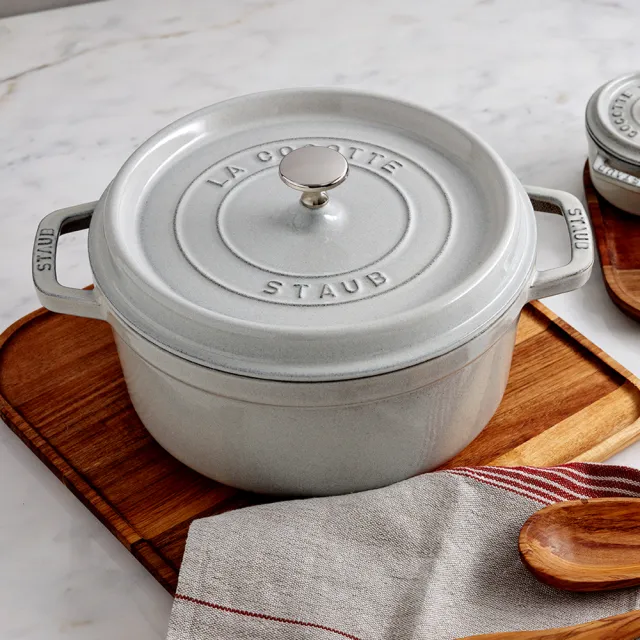 【STAUB】松露白圓形琺瑯鑄鐵鍋20cm3件組附陶瓷拿鐵杯350ml二入(德國雙人牌集團官方直營)