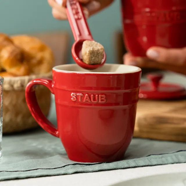 【STAUB】櫻桃紅琺瑯鑄鐵鍋愛心鍋＋心型烤盅陶缽10cm＋馬克杯350ml(德國雙人牌集團官方直營)