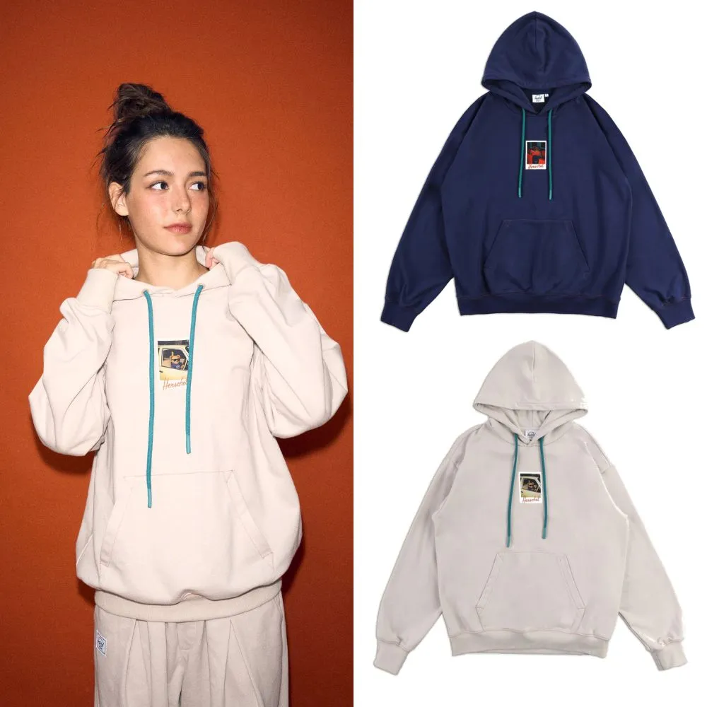 【Herschel】官方直營 男款女款 小熊拍立得長袖帽T 淺卡其色/深藍色