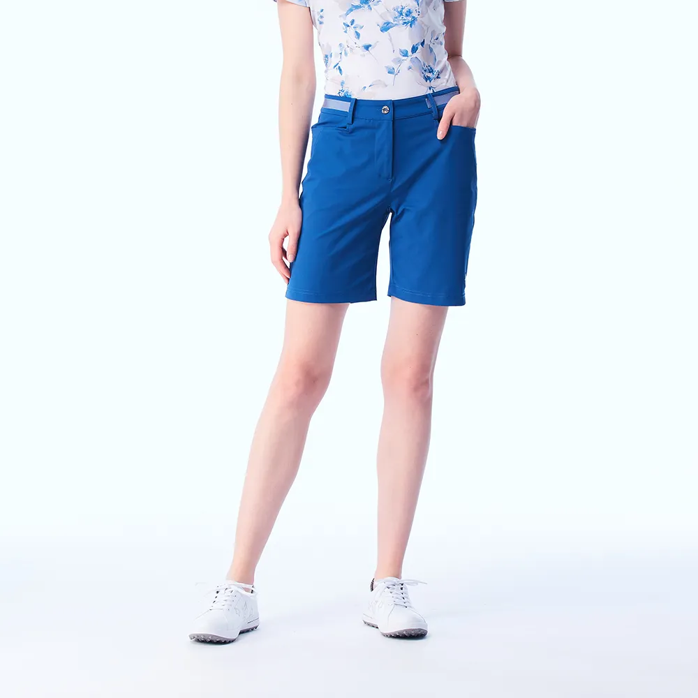 【KING GOLF】網路限定款-女款立體刺繡織帶拼接素面舒適修身休閒短褲/高爾夫球褲-藍色